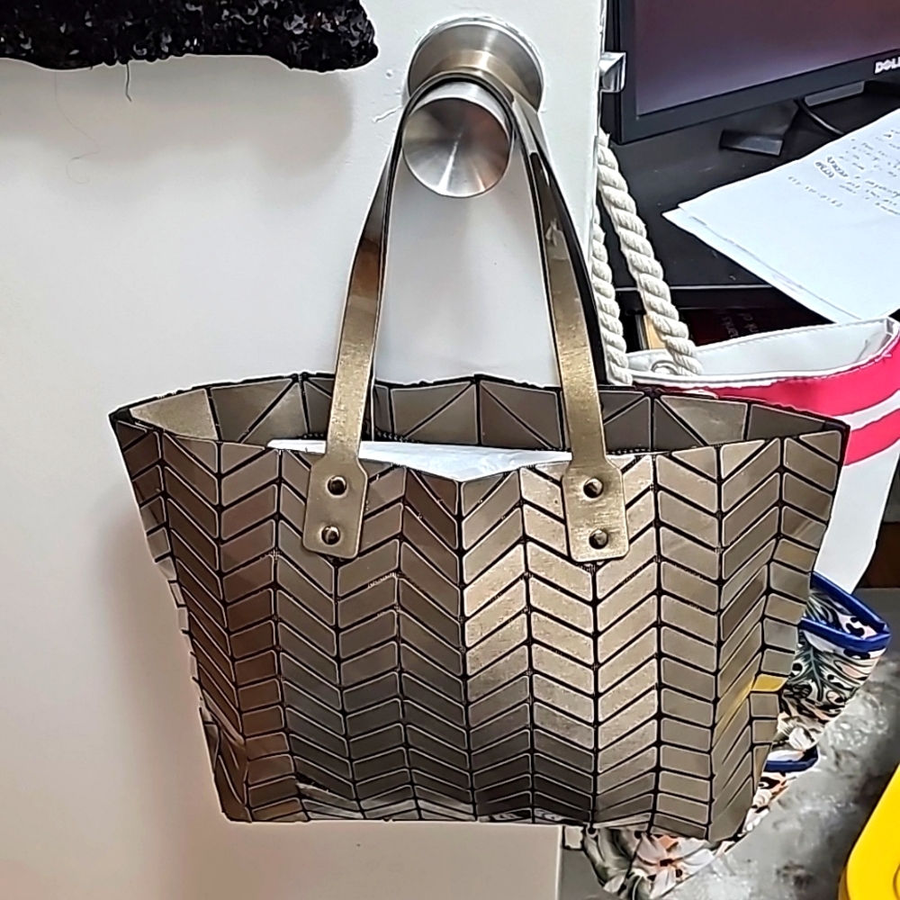 Gold/beige patterned handbag
